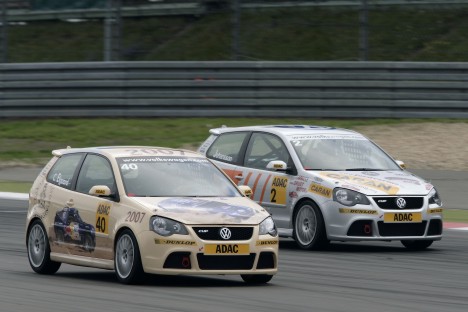 Casper Elgaard (tv.) i direkte duel med Jimmy Johansson